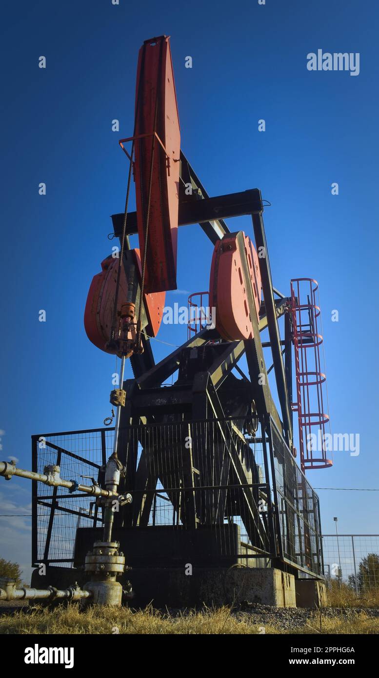Ölförderer in der Wüste von Mendoza, Argentinien. Stockfoto