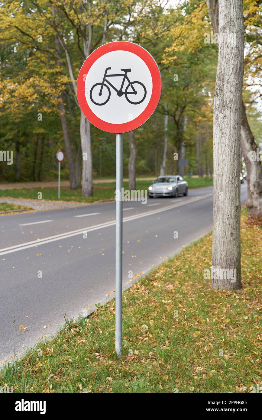 Radfahren ist auf einer Straße am Stadtrand der Stadt Swinoujscie in Polen verboten Stockfoto
