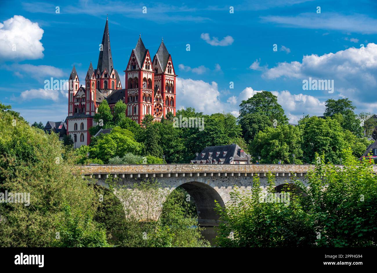 Der Dom von Limburg im Sommerwetter mit der alten Lahn-Brücke im Vordergrund Stockfoto