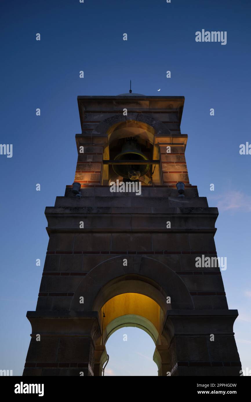 Glockenturm an der Heiligen Kirche des Heiligen Georges von Lycabettus bei Sonnenuntergang im Frühling Stockfoto