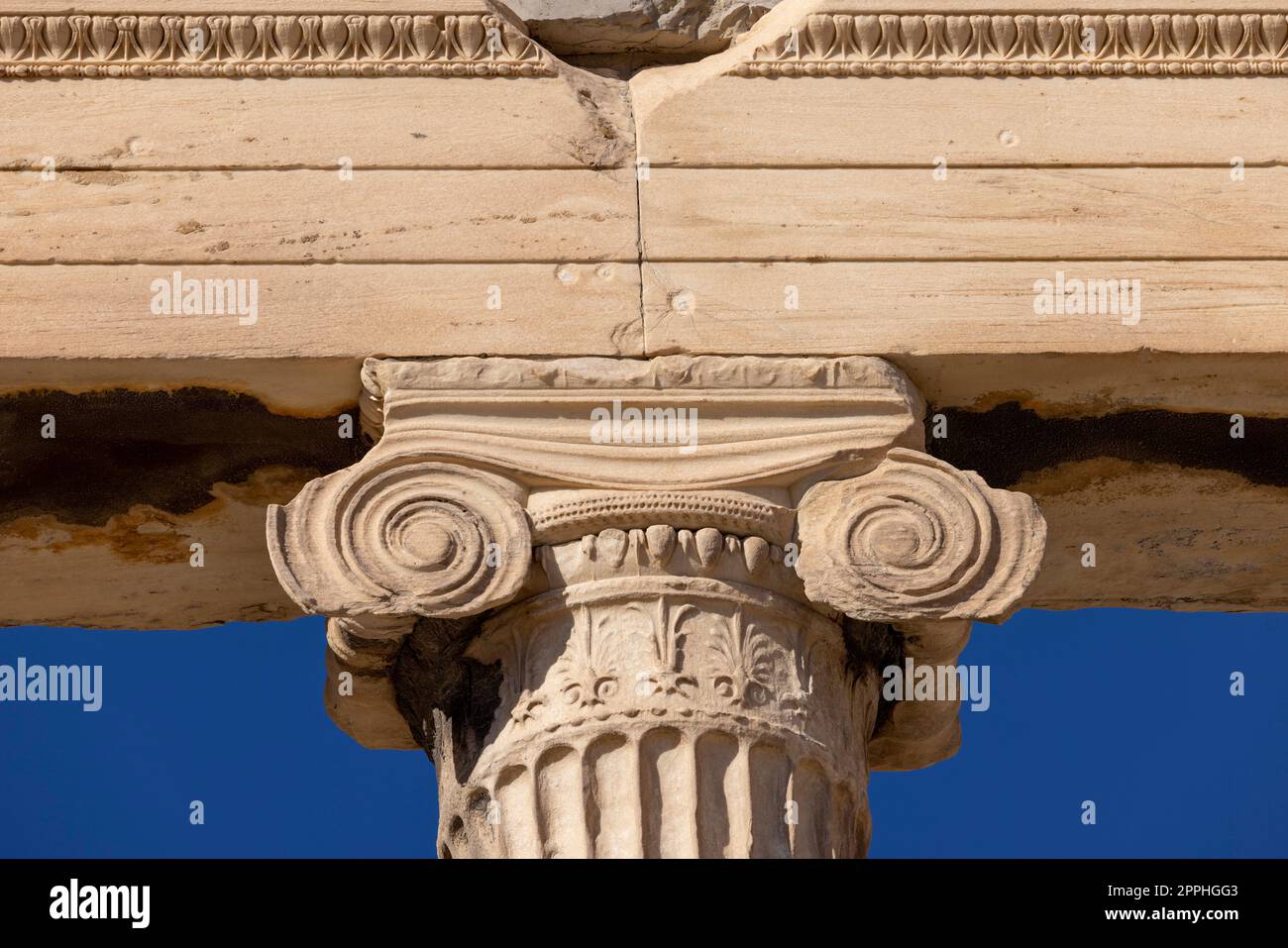 Erechtheion, Tempel der Athena Polias auf der Akropolis von Athen, Griechenland. Details von Säulen im Ionischen Stil auf blauem Himmel Stockfoto