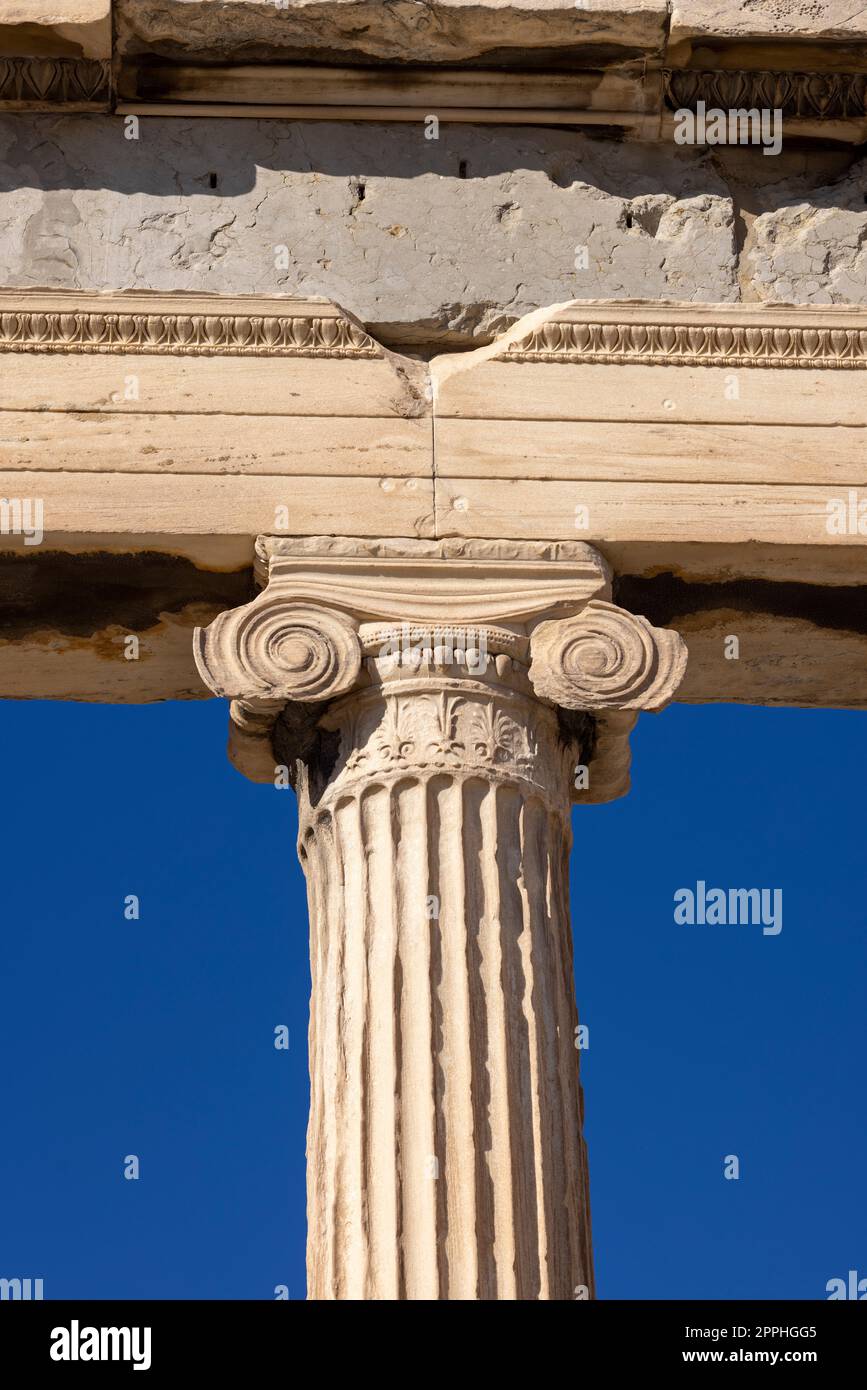 Erechtheion, Tempel der Athena Polias auf der Akropolis von Athen, Griechenland. Details von Säulen im Ionischen Stil auf blauem Himmel Stockfoto