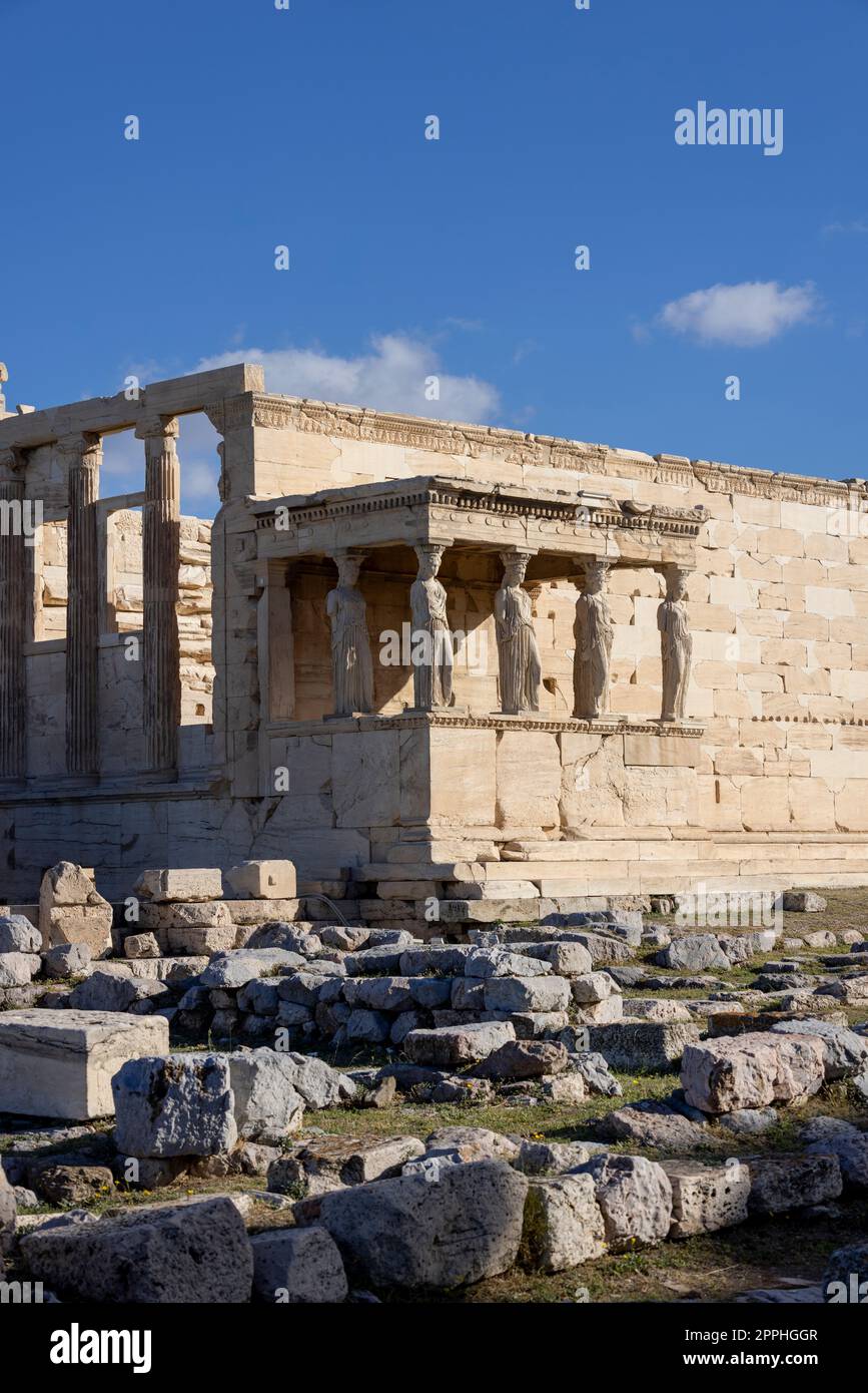 Erechtheion, Tempel der Athena Polias auf der Akropolis von Athen, Griechenland. Blick auf die Veranda der Jungfrauen mit Statuen der Kariatiden Stockfoto