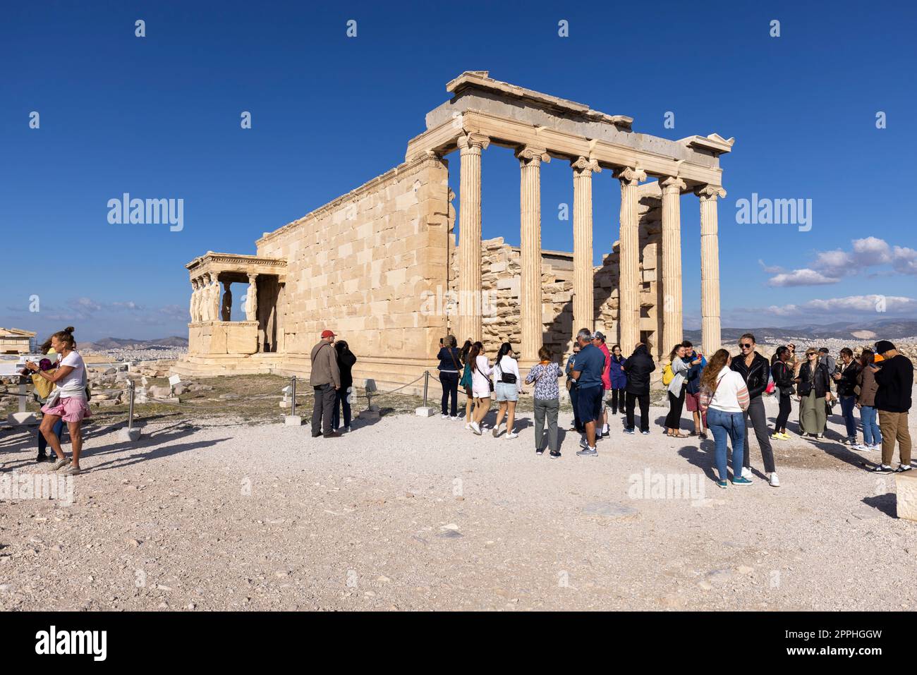 Touristengruppe vor dem Erechtheion, dem Tempel der Athena Polias auf der Akropolis von Athen, Athen, Griechenland Stockfoto