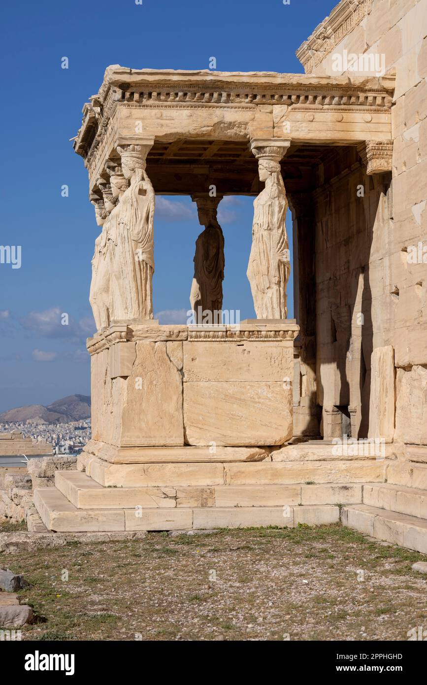 Erechtheion, Tempel der Athena Polias auf der Akropolis von Athen, Griechenland. Blick auf die Veranda der Jungfrauen mit Statuen der Kariatiden Stockfoto