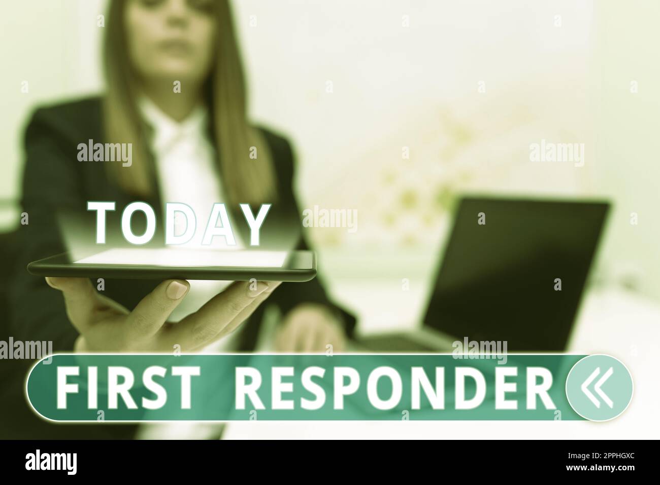 Textzeichen für Ersthelfer. Eine Person, die dafür verantwortlich ist, sofort zum Unfall zu gehen Stockfoto
