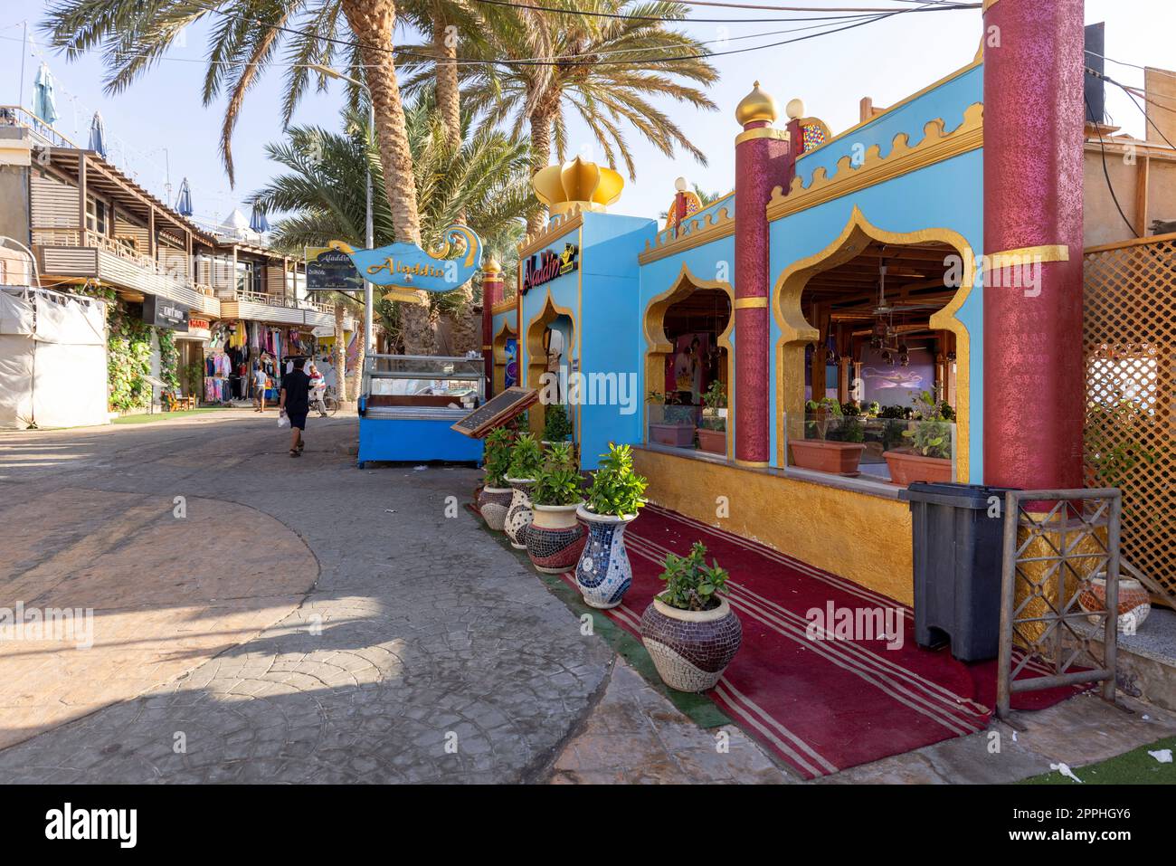 Hauptpromenade mit Geschäften und Restaurants, Alltag einer exotischen Kleinstadt am Roten Meer, Dahab, Ägypten Stockfoto