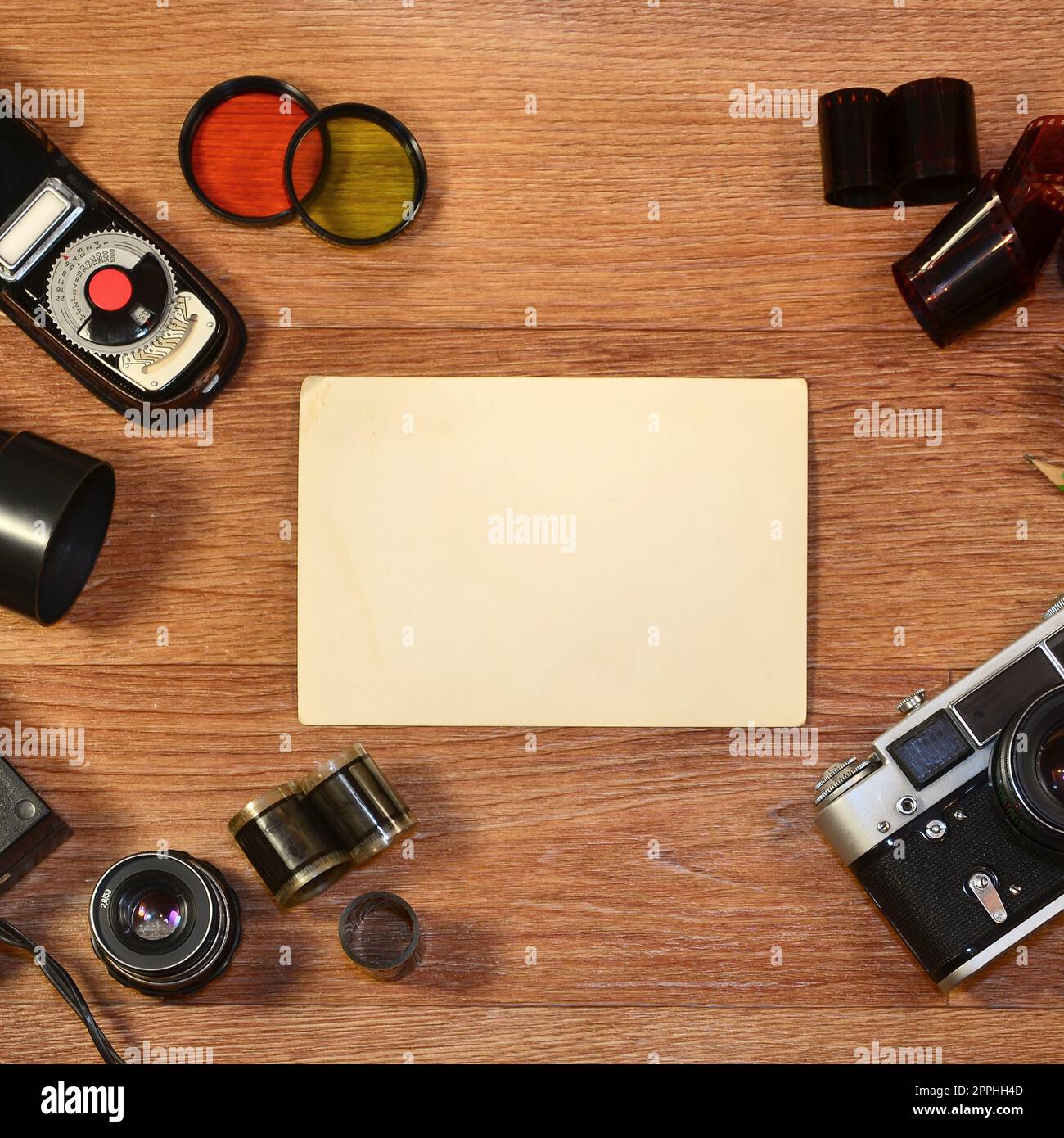 Stillleben mit alter Fotoausrüstung Stockfoto