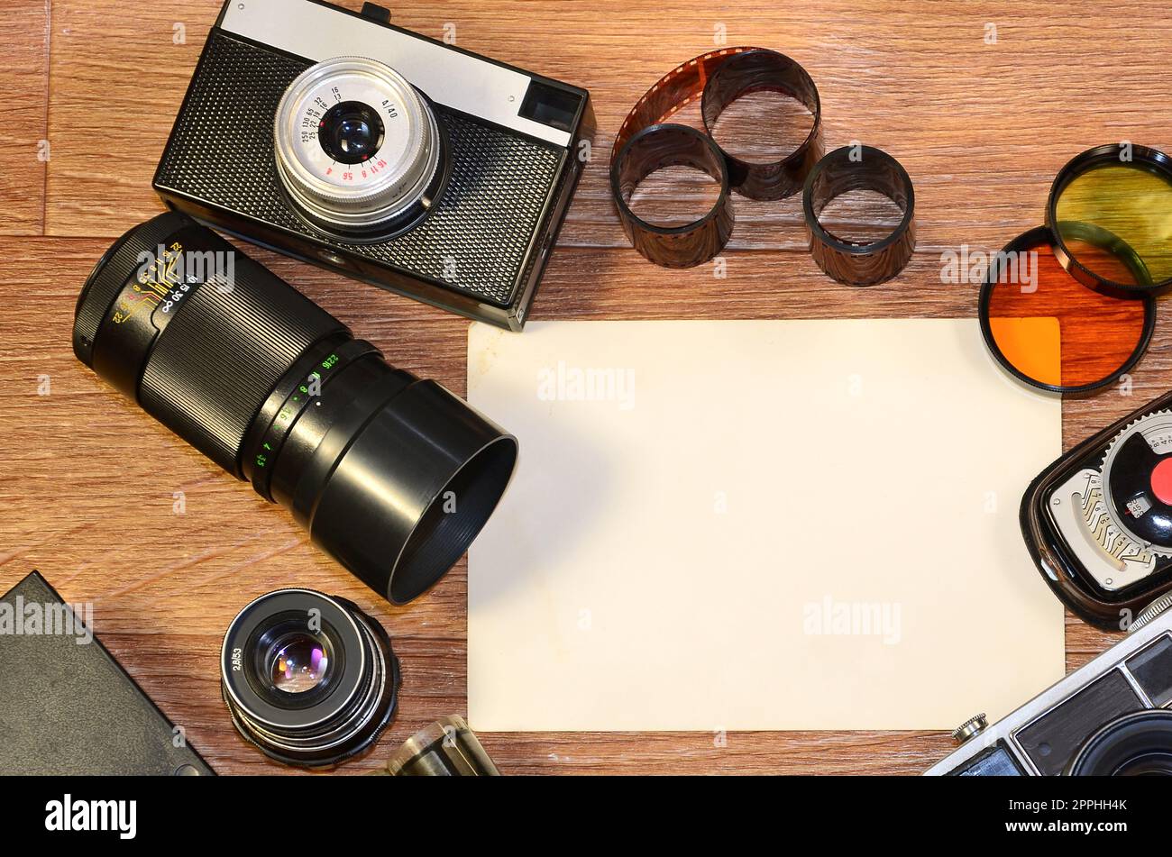 Stillleben mit alter Fotoausrüstung Stockfoto