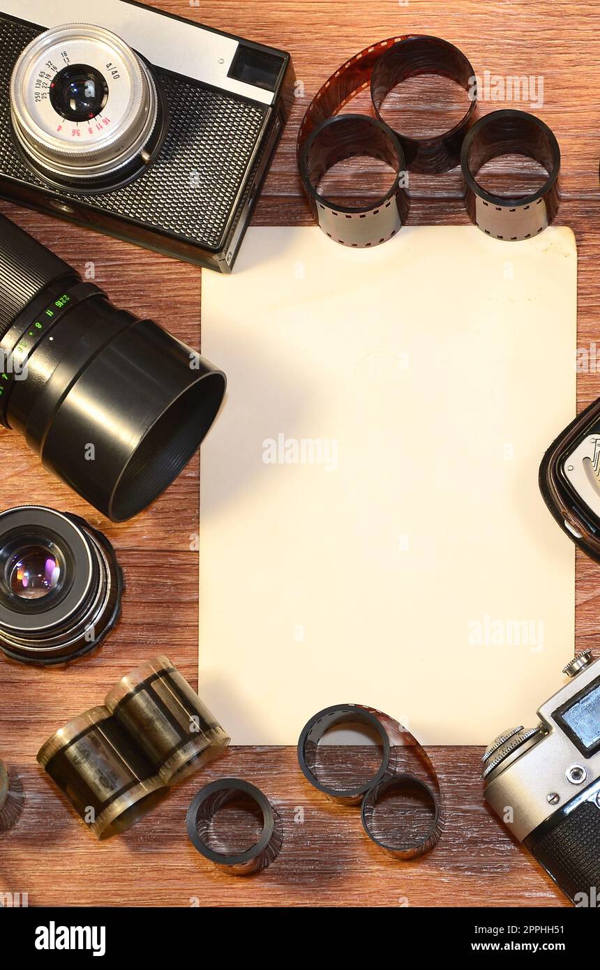 Vintage Retro Kamera und alte Fotografie Zubehör auf Holz Oberfläche
