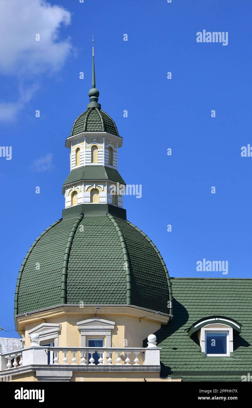 Abgeschlossen perfekte hochwertige Dachdeckerarbeiten aus Metall Dächer. Die Kuppel eines vielflächigen Form mit einer Turmspitze wird mit grün Metall Fliesen bedeckt Stockfoto