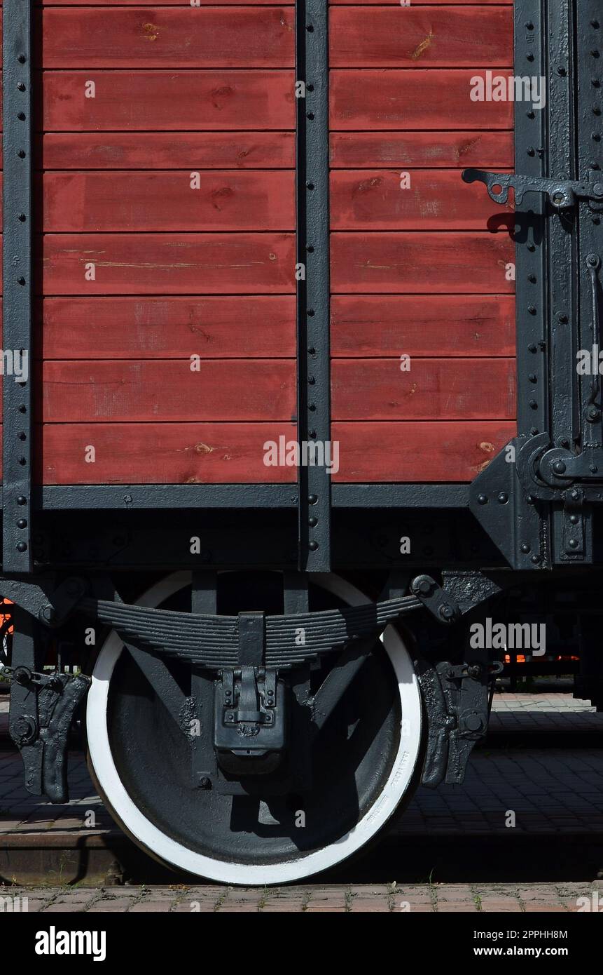 Die Seite der alten braunen Holz- Güterwagen mit dem Rad der Zeit in der Sowjetunion Stockfoto