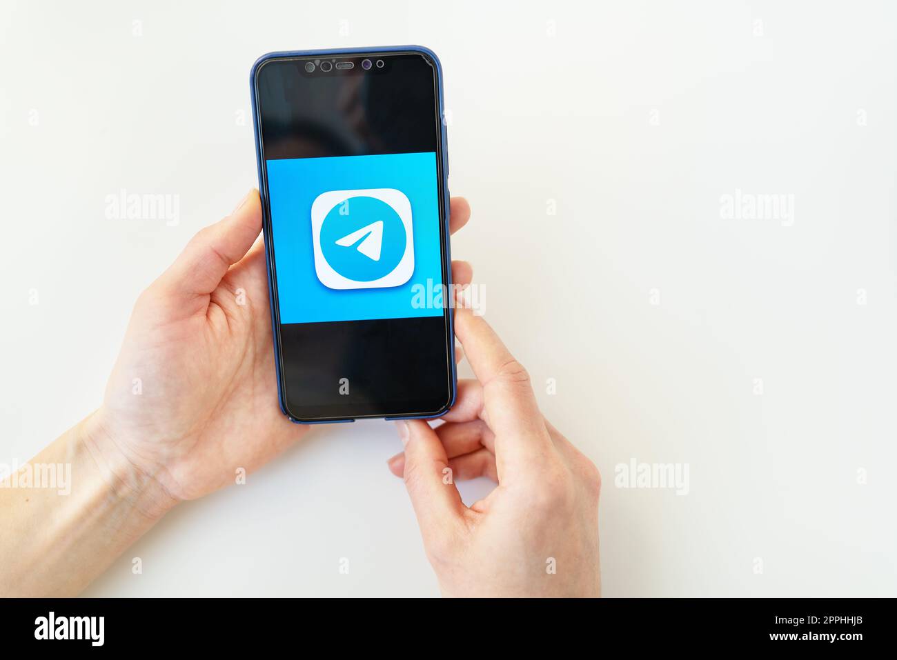 Rivne, Ukraine - 13. Dezember 2022: Telegramm-Symbol für mobile Anwendung auf iPhone Smartphone-Bildschirmmakro. Telegramm ist ein plattformübergreifender Bote. Stockfoto