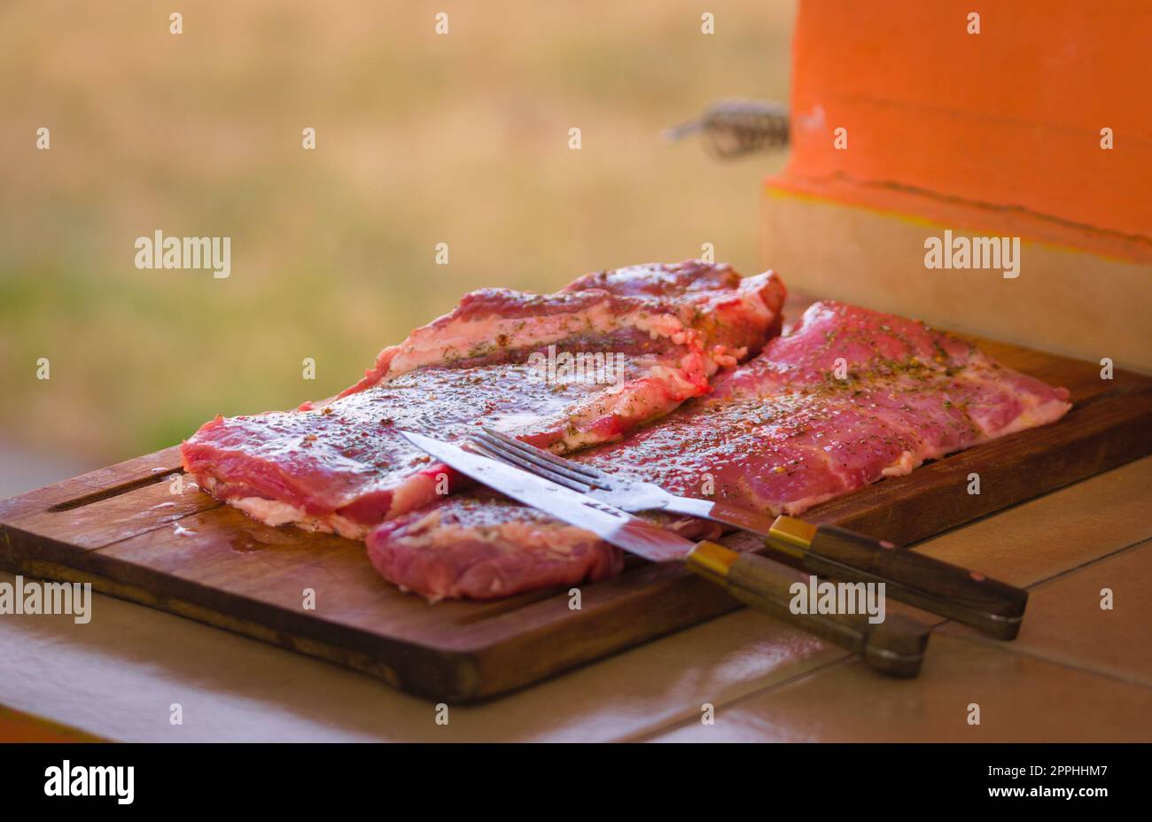 Großes Stück rohes rotes Fleisch, fertig zum Grillen. Typisch argentinisches Essen, Asado. Stockfoto