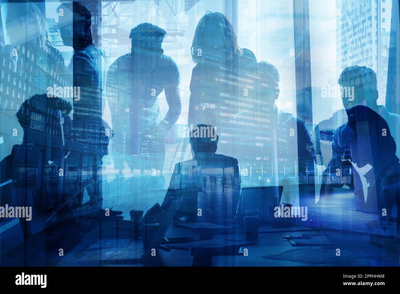 Eine Gruppe von Geschäftsleuten arbeitet in einem modernen Büro zusammen Stockfoto