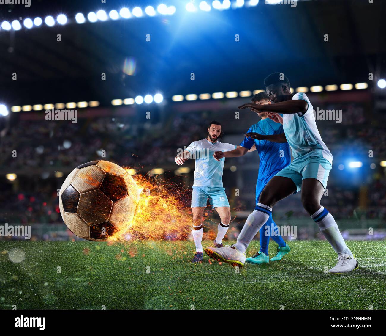 Fußballszene mit konkurrierenden Fußballspielern im gesamten Stadion mit einem Feuerball Stockfoto