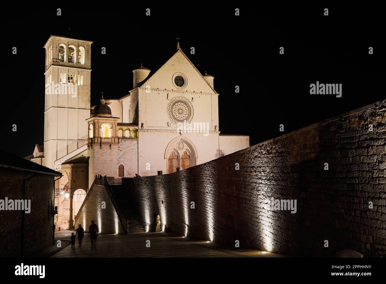 Assisi Basilika bei Nacht, Umbrien, Italien. Die Stadt ist berühmt für die wichtigste italienische Basilika, die dem St. Francis - San Francesco. Stockfoto