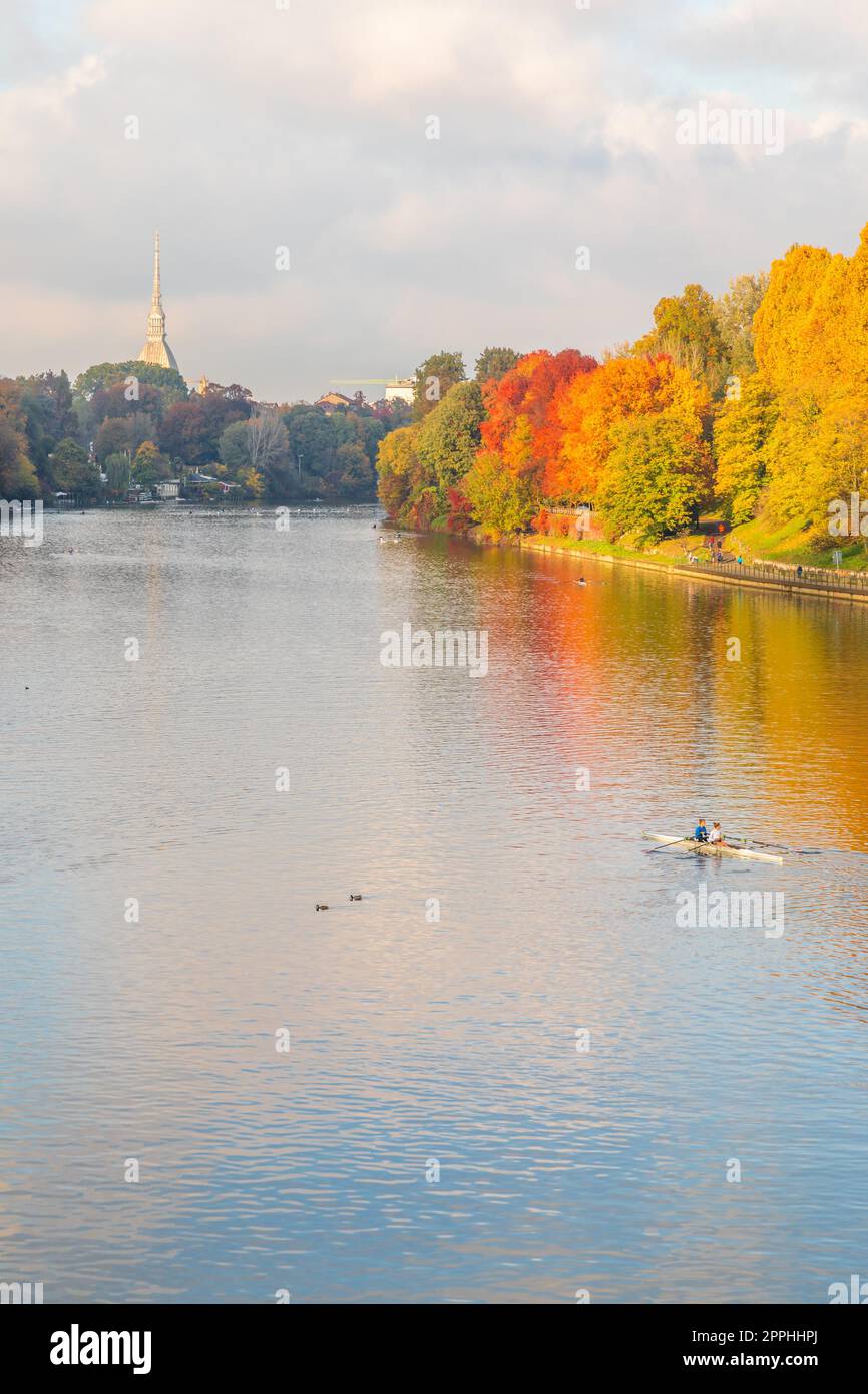 Herbst in Turin mit Po' Fluss, Region Piemont, Italien. Landschaft mit blauem Himmel. Stockfoto