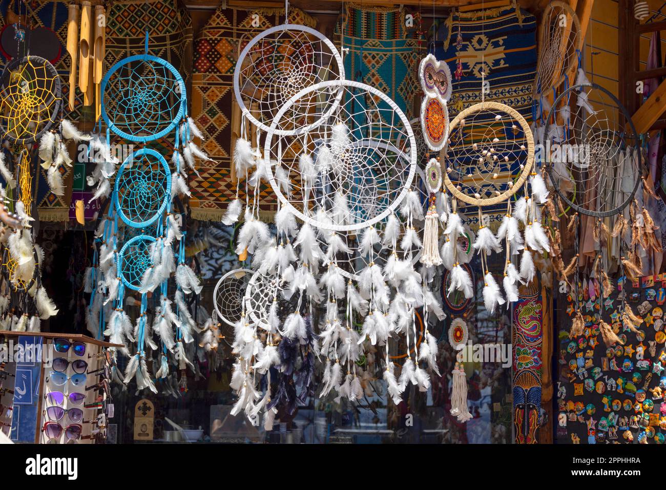 Kaufen Sie mit hängenden Dekorationen Traumfänger auf der Hauptpromenade der exotischen Kleinstadt am Roten Meer auf der Sinai-Halbinsel, Dahab, Ägypten Stockfoto