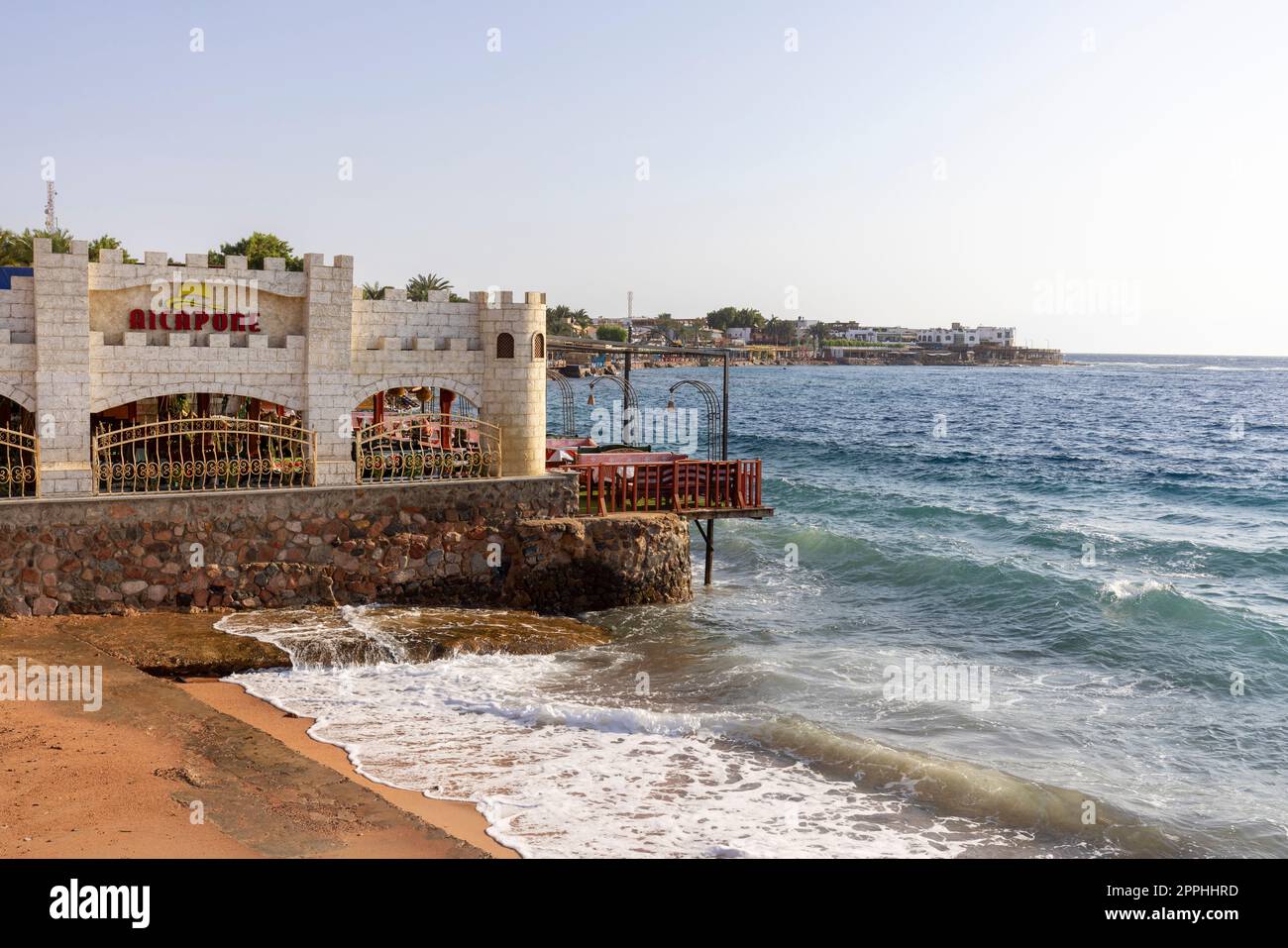 Küste des Roten Meeres, Blick auf das Restaurant mit Blick auf den Sandstrand, Dahab, Ägypten Stockfoto