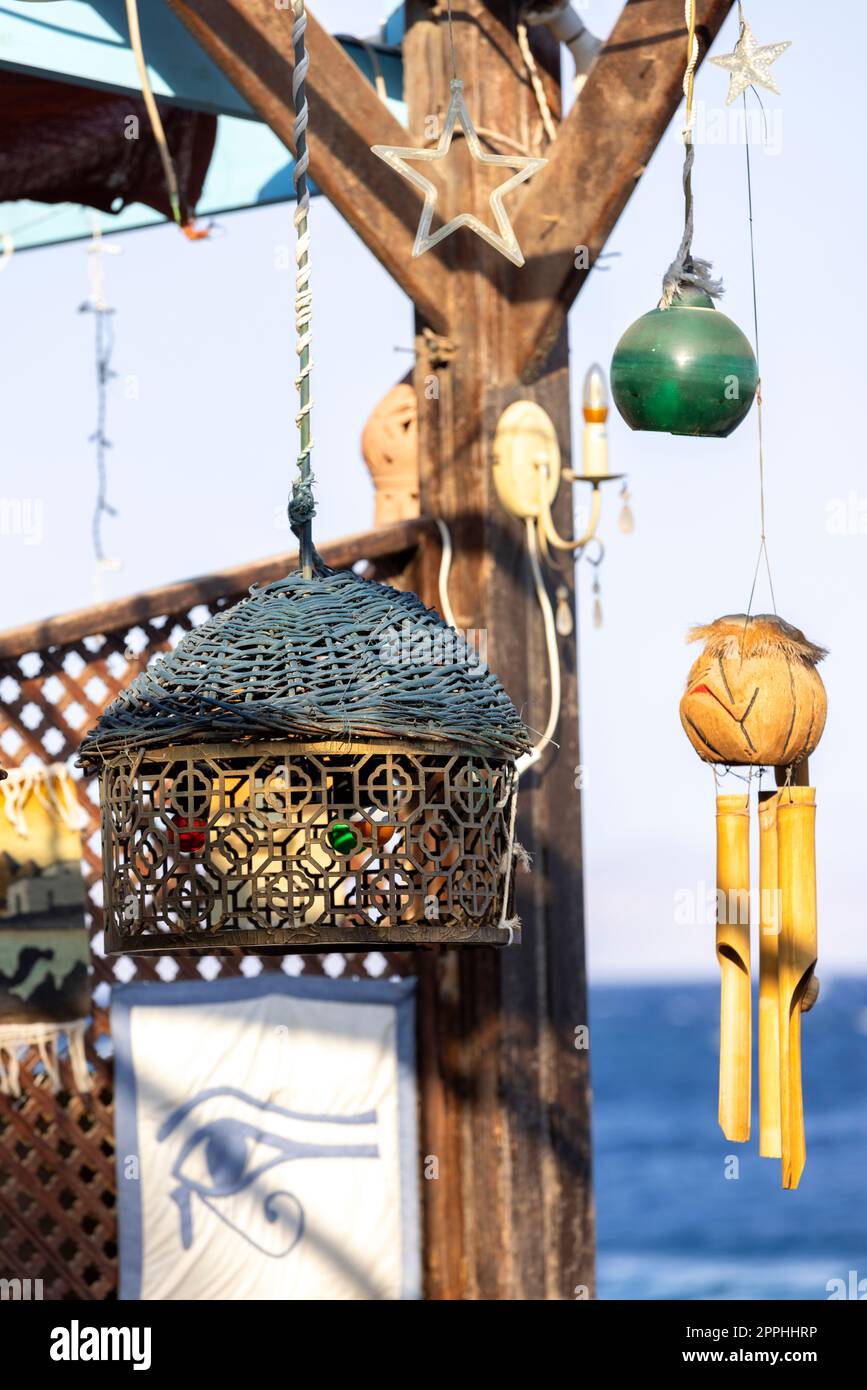 Restaurant mit hängenden Dekorationen am Ufer des Roten Meeres in einer exotischen Kleinstadt am Roten Meer auf der Sinai-Halbinsel, Dahab, Ägypten. Stockfoto