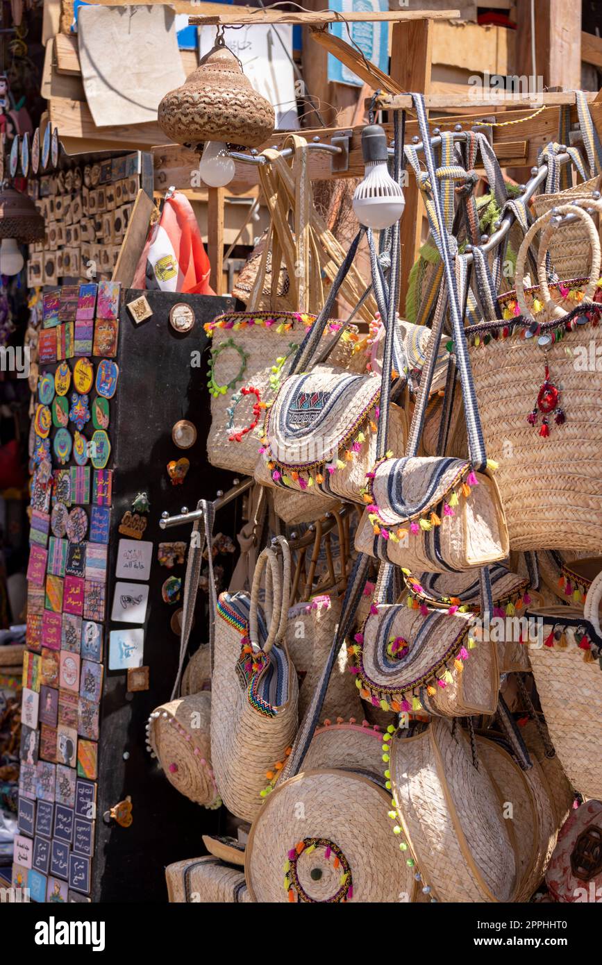 Orientalische, natürliche, handgewebte dekorative Taschen im Geschäft auf der Hauptpromenade in der Stadt am Roten Meer auf der Sinai-Halbinsel, Dahab, Ägypten Stockfoto
