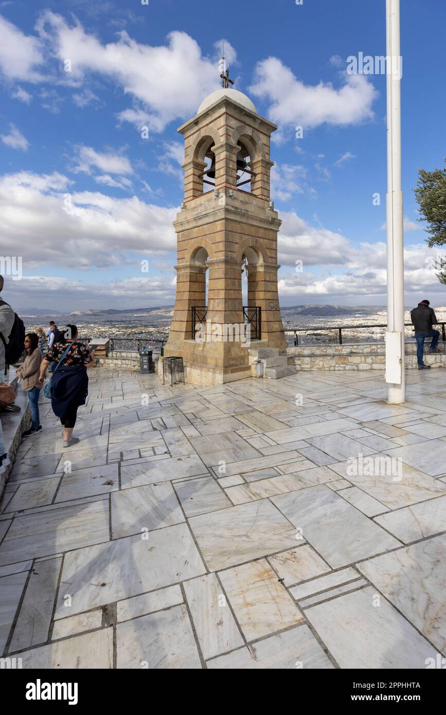 Aussichtsplattform auf dem Gipfel des Mount Lycabettus mit Glockenturm der St. George's Kapelle, Athen, Griechenland. Stockfoto