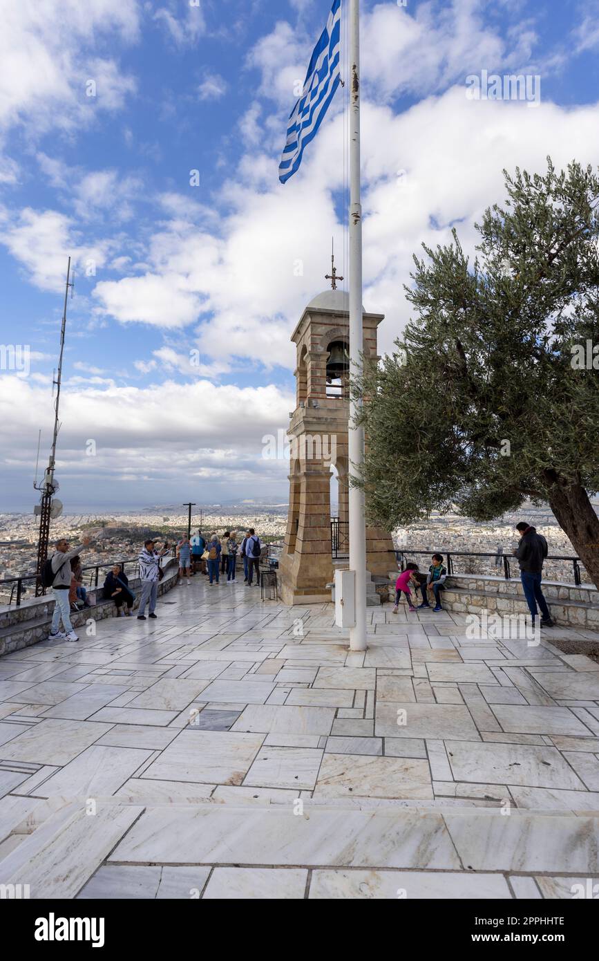 Aussichtsplattform auf dem Gipfel des Mount Lycabettus mit Glockenturm der St. George's Kapelle, Athen, Griechenland. Stockfoto