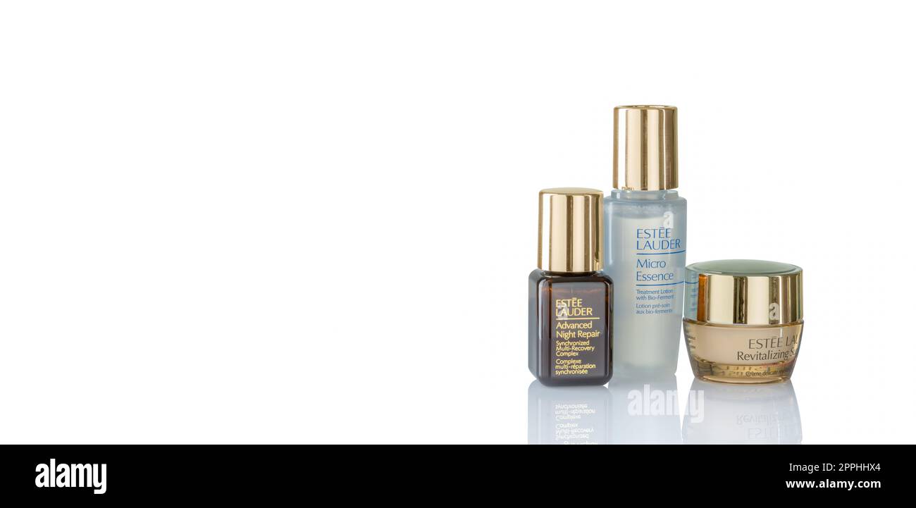 CHONBURI, THAILAND-9. DEZEMBER 2022 : Estee Lauder Advanced Night Repair, Estee Lauder Micro Essence und Estee Lauder Revitalizing Supreme. Hautpflege für gesunde Gesichtshaut. Luxusmarke Hautpflege. Stockfoto