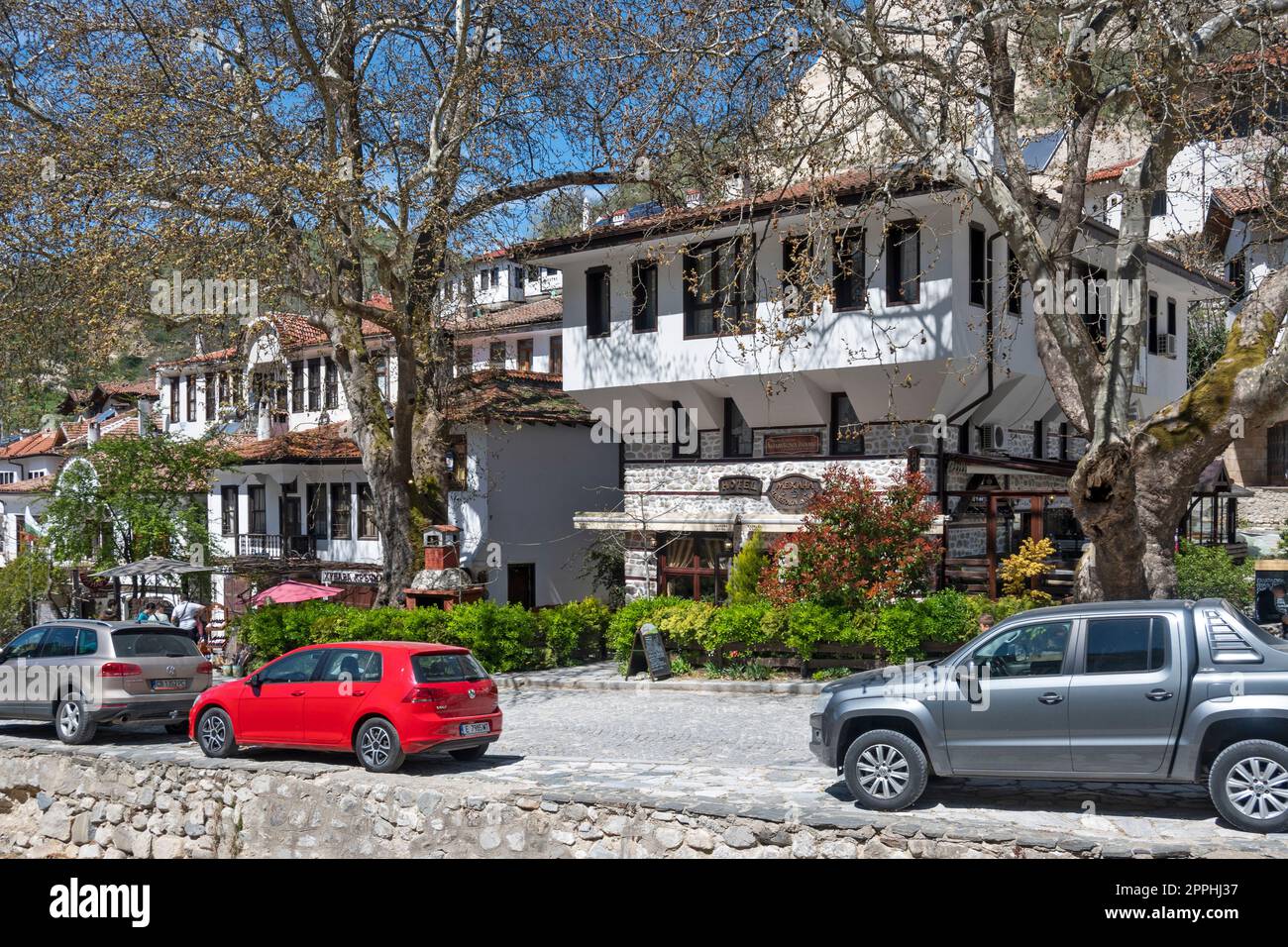 MELNIK, BULGARIEN - 13. APRIL 2023: Typische Straßen und alte Häuser in ...