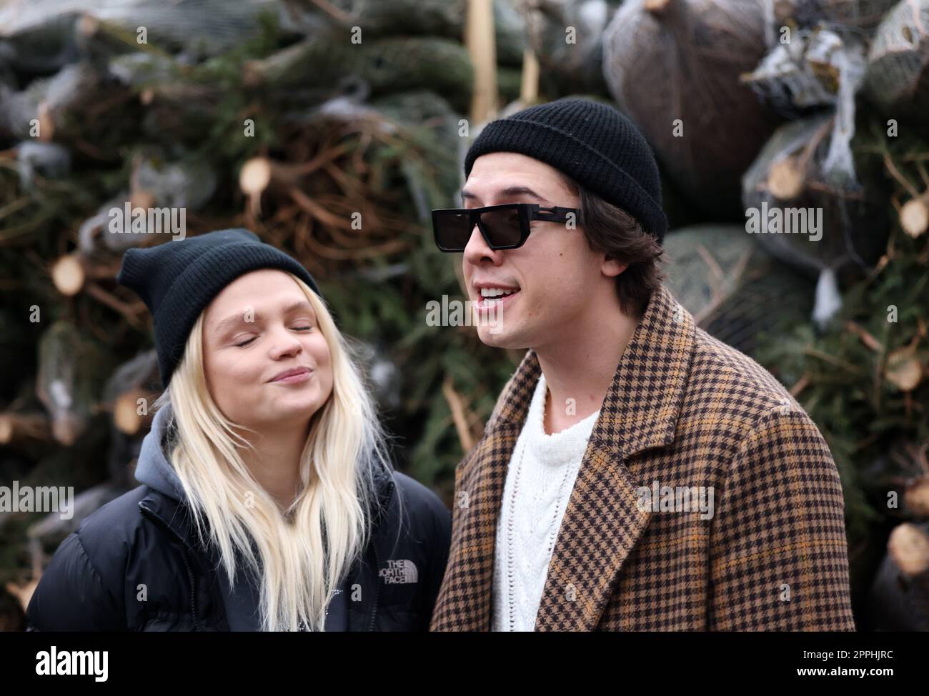 Margaret und Dawid Kwiatkowski während der Verteilung von Weihnachtsbäumen am Szczepanski-Platz in Krakau Stockfoto