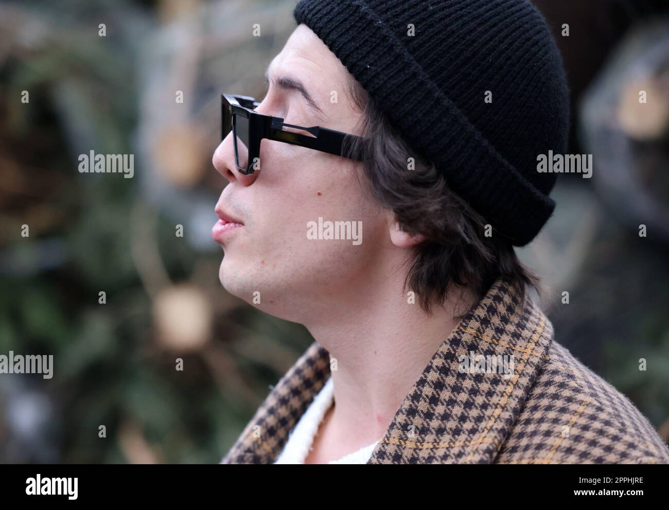 Dawid Kwiatkowski während der Verteilung von Weihnachtsbäumen auf dem Szczepanski-Platz in Krakau Stockfoto