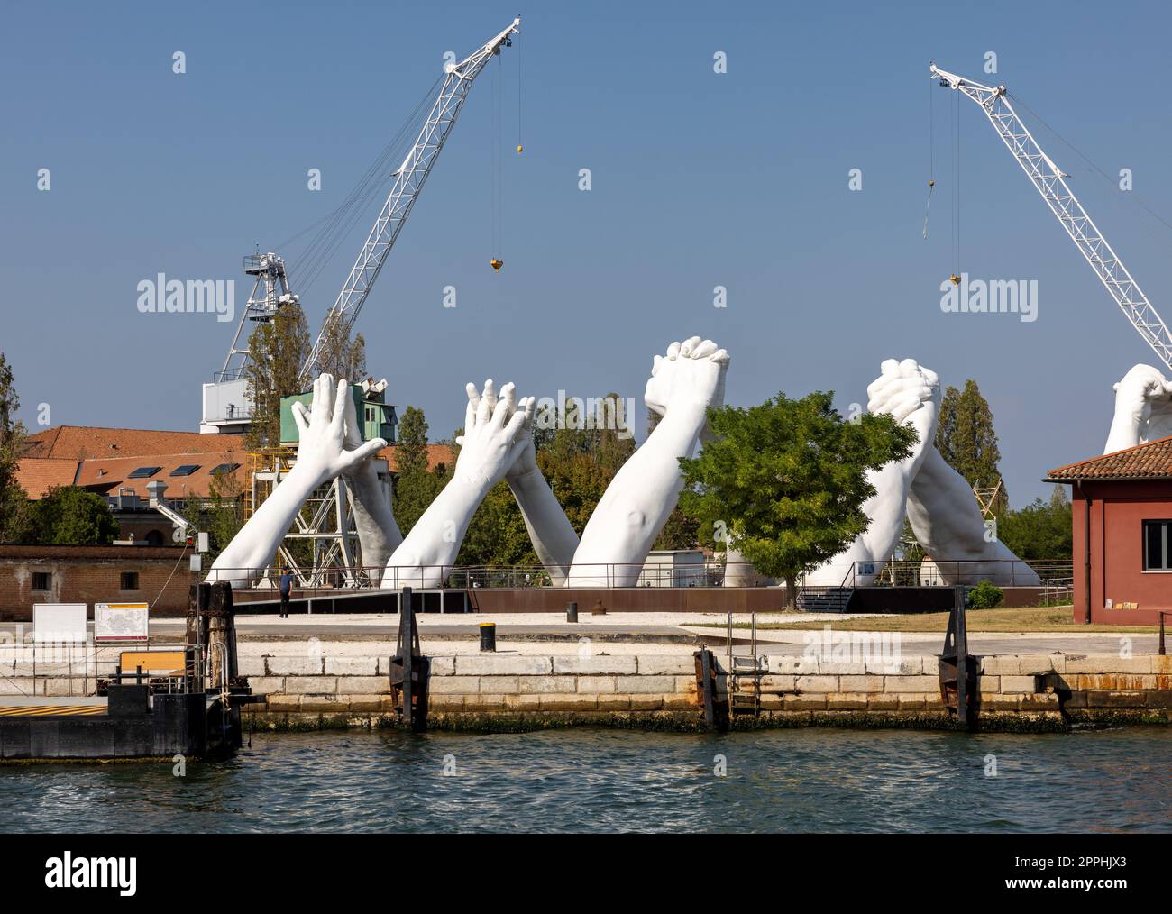 Eine riesige Skulptur aus verbundenen Händen Building Bridges von Lorenzo Quinn. Ausstellung in Arsenale, Castello, Venedig Stockfoto
