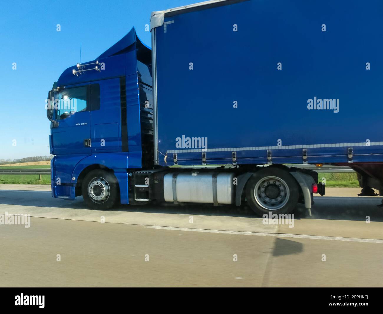Lastwagen auf dem Parkplatz. Lieferwagen. Frachtschifffahrt. Lkw. Industry Freight Truck Logistics Cargo Transport Concept. Stockfoto