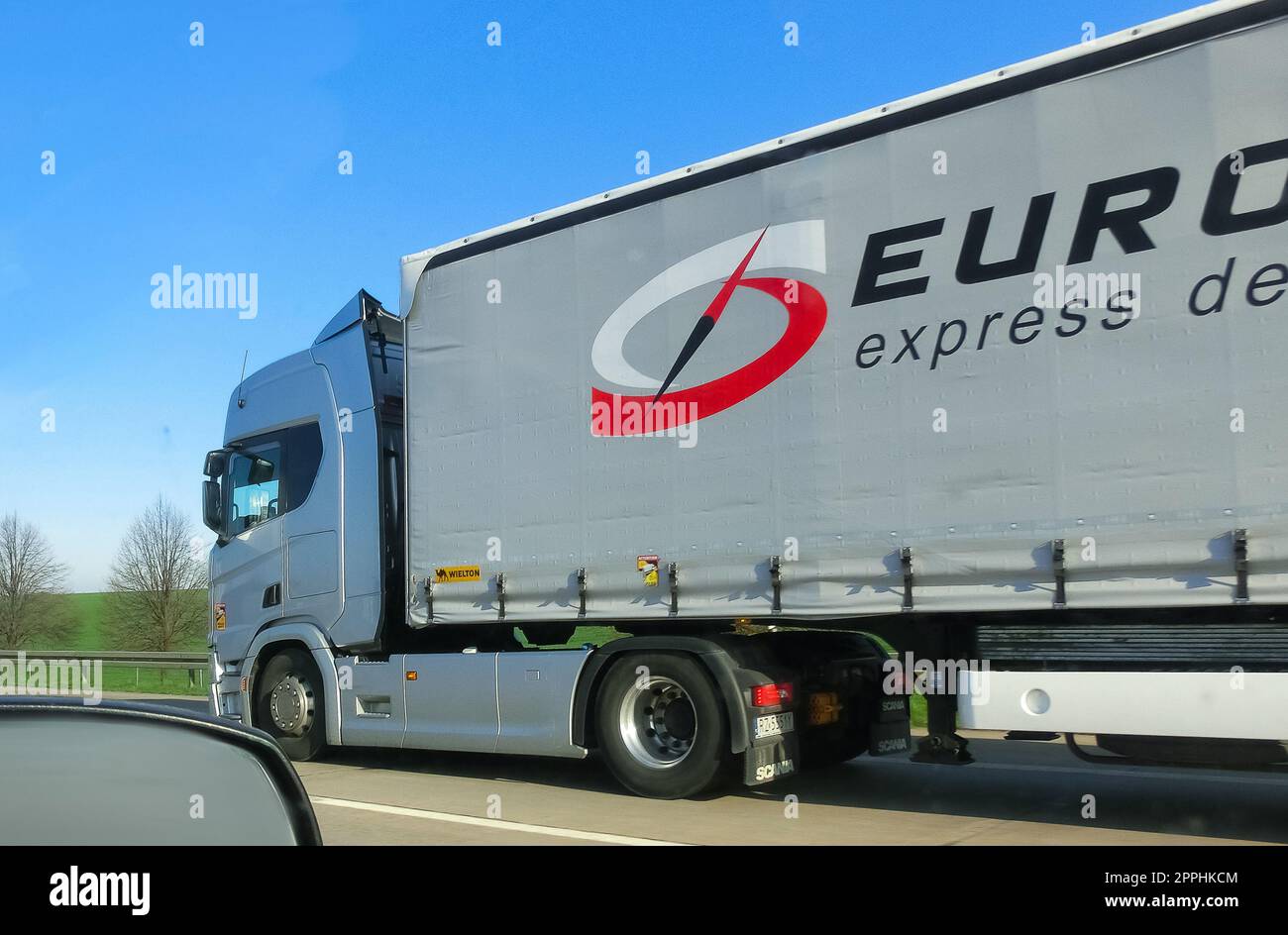 Lastwagen auf dem Parkplatz. Lieferwagen. Frachtschifffahrt. Lkw. Industry Freight Truck Logistics Cargo Transport Concept. Stockfoto