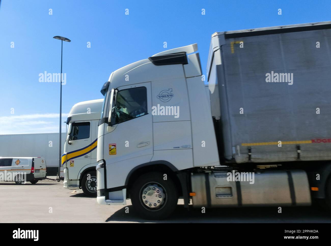 LKWs und Auflieger LKWs der Parkplatz. Lieferwagen. Frachtschifffahrt. Lkw. Industry Freight Truck Logistics Cargo Transport Concept. Stockfoto