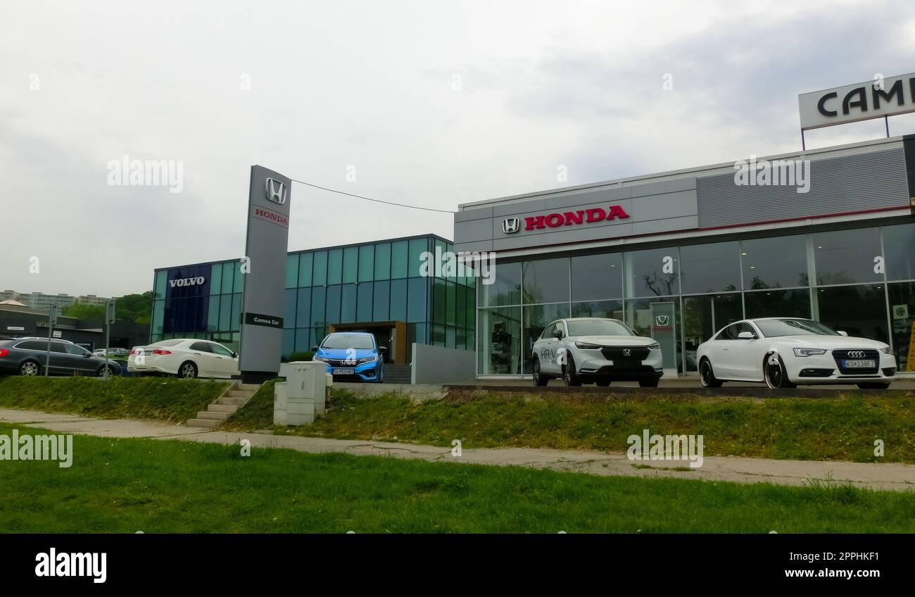 Außenansicht des Honda Händlerbetriebs in der Slowakei. Honda Motor Company, Ltd. Ist ein japanischer öffentlicher multinationaler Konglomerat. Stockfoto