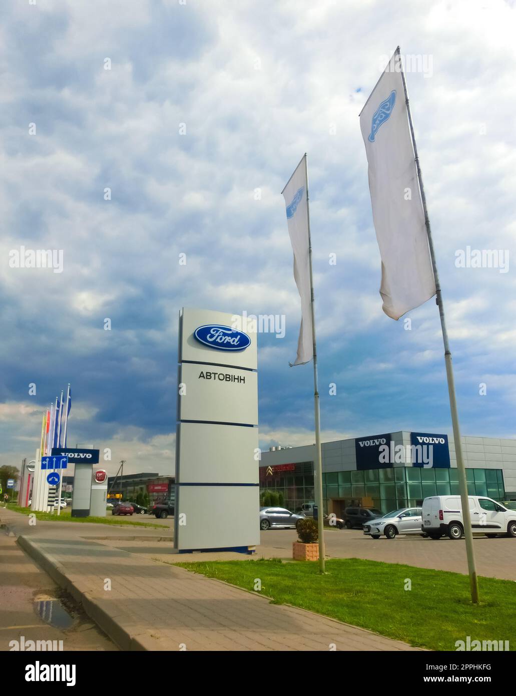 Außenansicht des Volvo-Händlers in Ternopol, Ukraine. Volvo Cars ist ein schwedischer multinationaler Hersteller von Luxusfahrzeugen mit Hauptsitz in Torslanda, Göteborg. Stockfoto