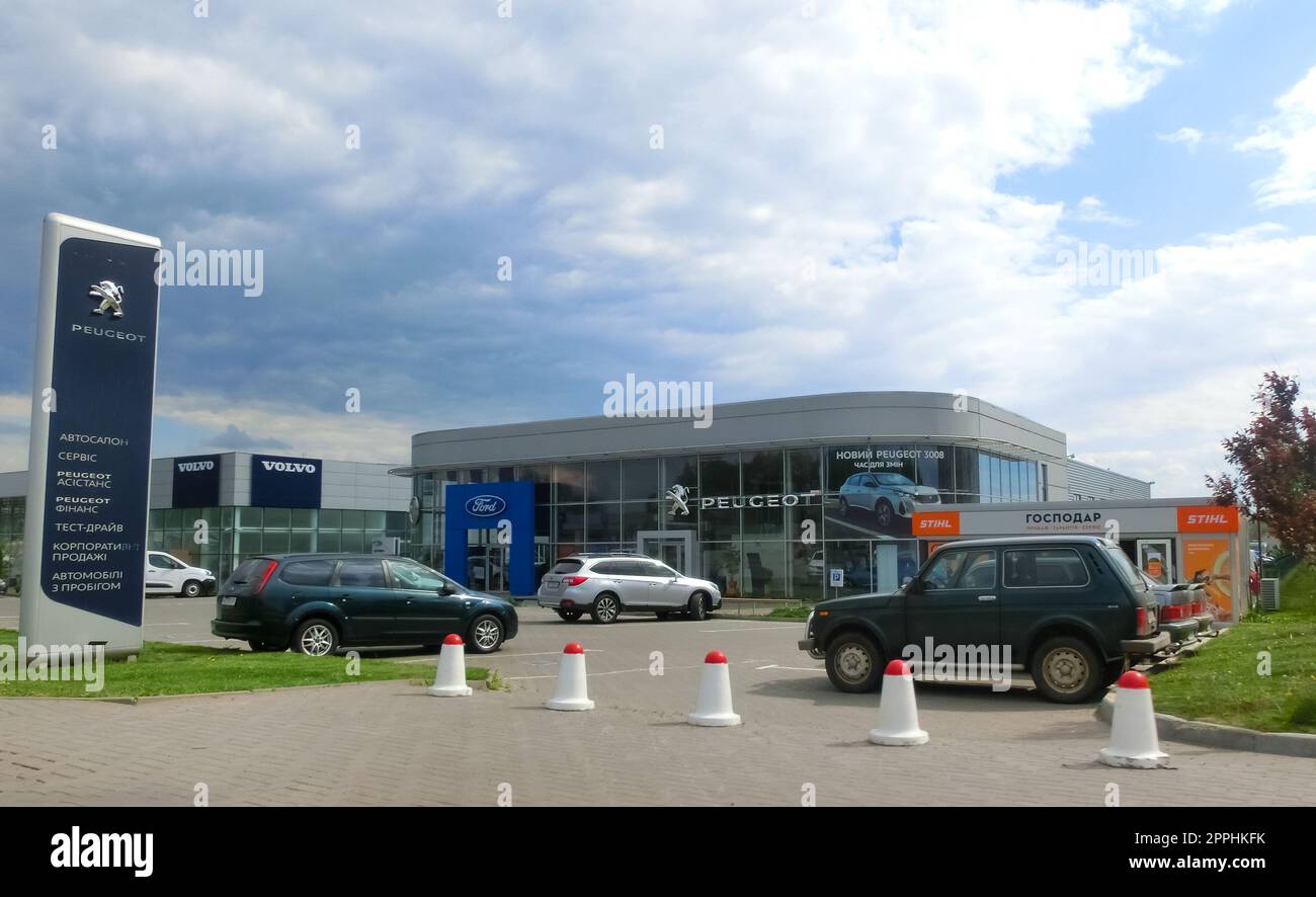 Peugeot Logo auf dem Autohaus.Peugeot ist ein französisches Unternehmen, das Autos, Motorräder und Roller herstellt. Das Unternehmen wurde 1810 gegründet. Stockfoto