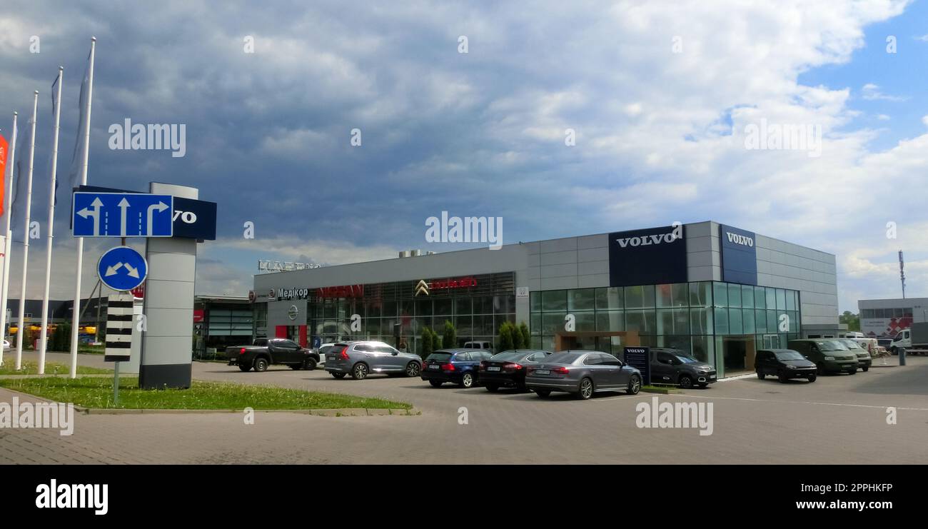 Außenansicht des Volvo-Händlers in Ternopol, Ukraine. Volvo Cars ist ein schwedischer multinationaler Hersteller von Luxusfahrzeugen mit Hauptsitz in Torslanda, Göteborg. Stockfoto