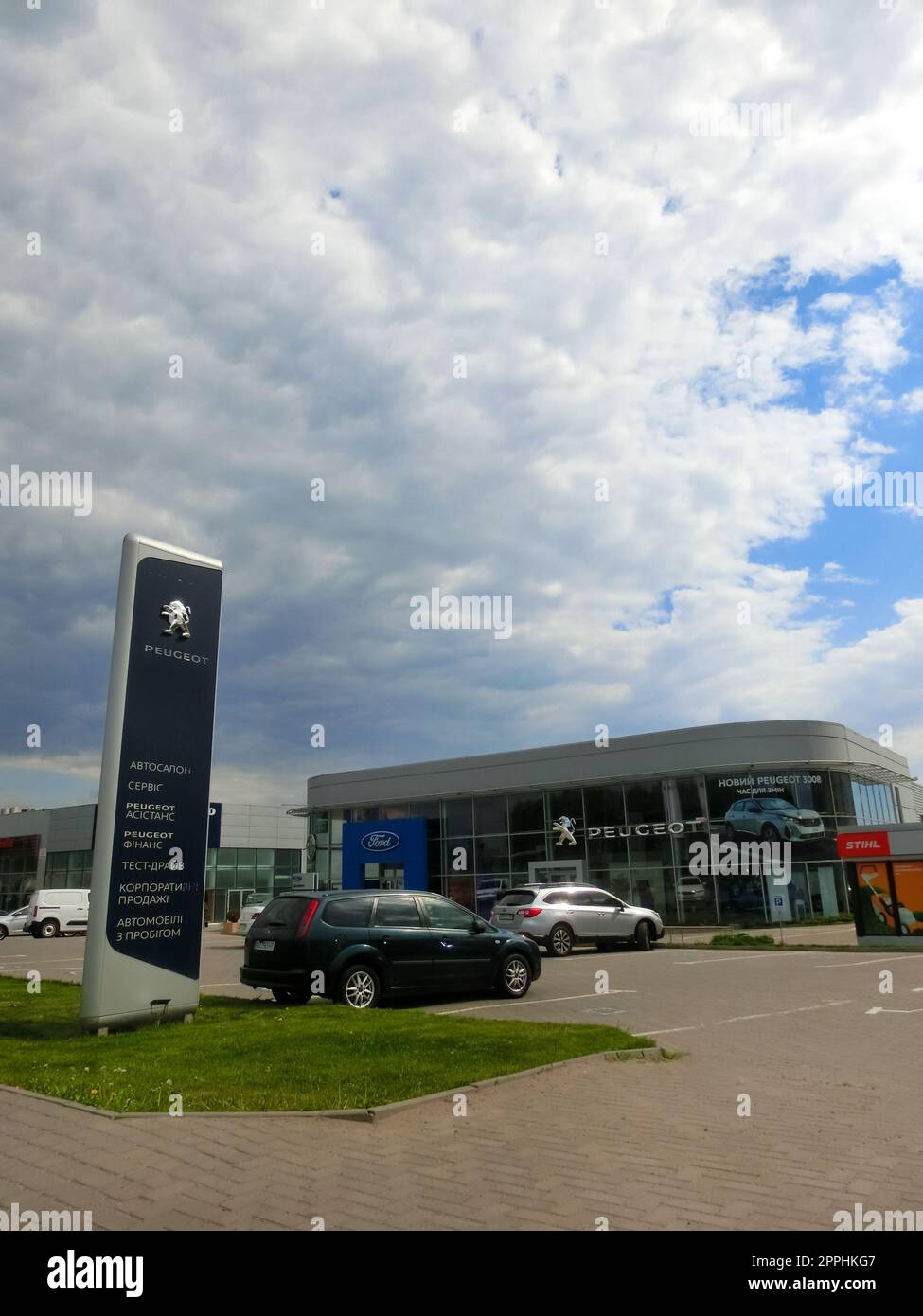 Peugeot Logo auf dem Autohaus.Peugeot ist ein französisches Unternehmen, das Autos, Motorräder und Roller herstellt. Das Unternehmen wurde 1810 gegründet. Stockfoto