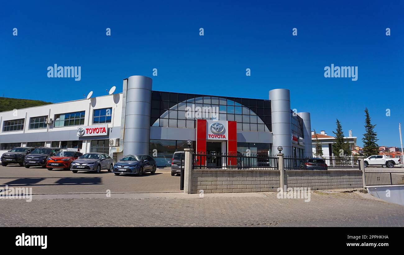 Antalya, Türkei - 17. September 2022: Fassade eines Autohändlers von Toyota mit Firmenlogo und Namen von Toyota in roten Buchstaben Stockfoto