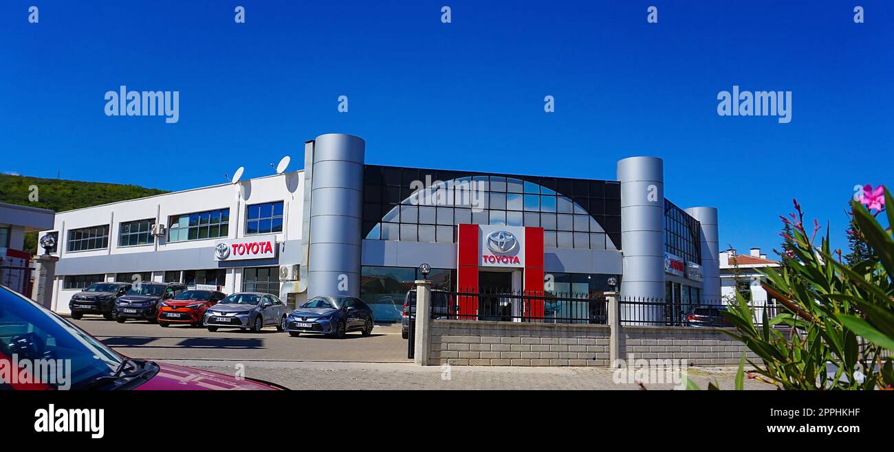 Antalya, Türkei - 17. September 2022: Fassade eines Autohändlers von Toyota mit Firmenlogo und Namen von Toyota in roten Buchstaben Stockfoto