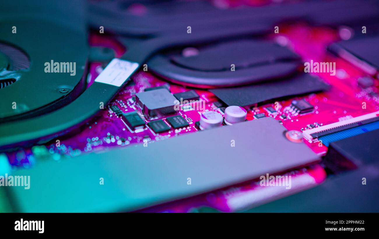 Leiterplatte mit Widerständen Mikrochips und elektronischen Bauteilen. Computer-Hardware-Technologie. Integrierter Kommunikationsprozessor. Informationstechnik. LEITERPLATTE. Stockfoto