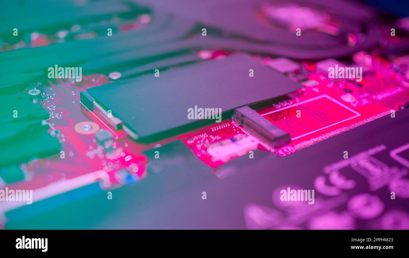 Leiterplatte mit Widerständen Mikrochips und elektronischen Bauteilen. Computer-Hardware-Technologie. Integrierter Kommunikationsprozessor. Informationstechnik. LEITERPLATTE. Stockfoto
