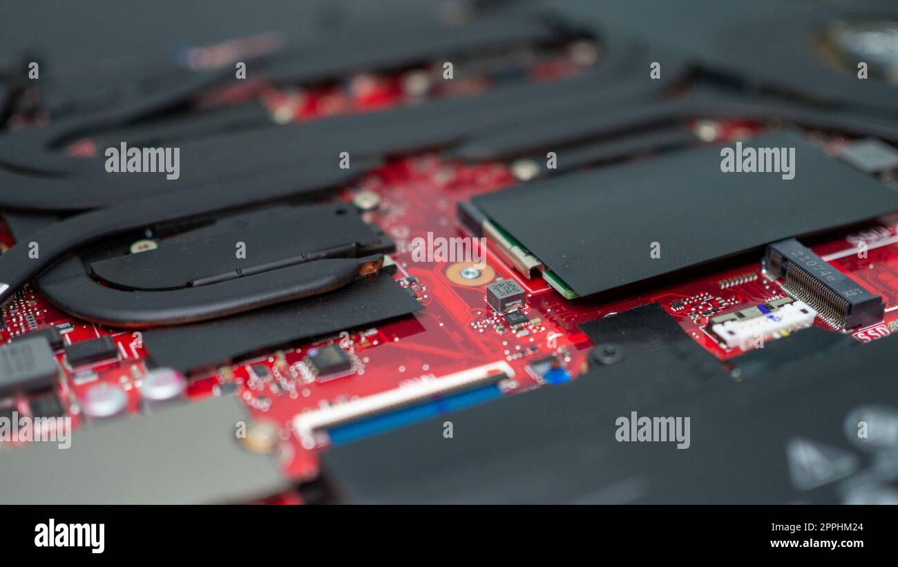 Leiterplatte mit Widerständen Mikrochips und elektronischen Bauteilen. Computer-Hardware-Technologie. Integrierter Kommunikationsprozessor. Informationstechnik. LEITERPLATTE. Stockfoto