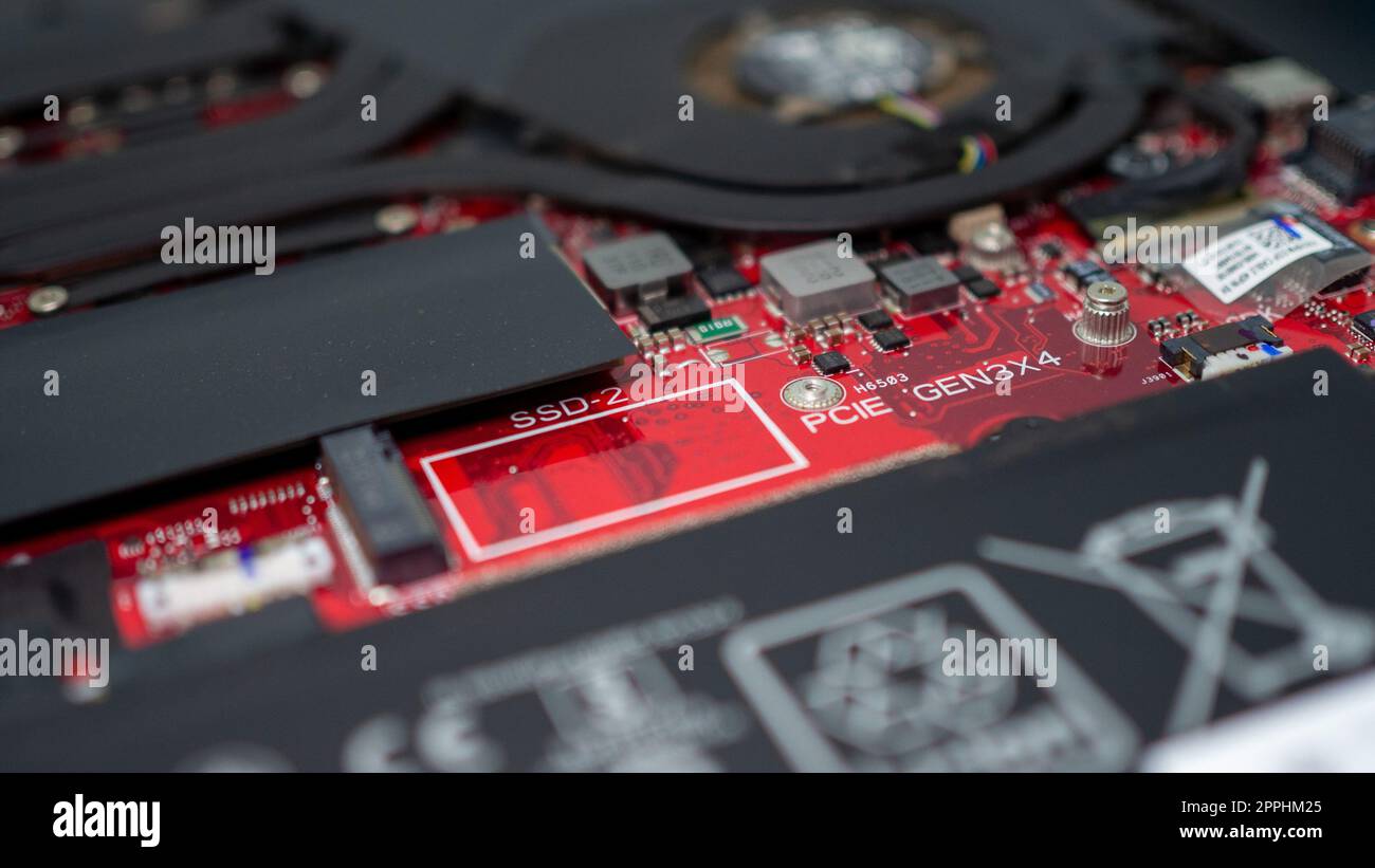 Leiterplatte mit Widerständen Mikrochips und elektronischen Bauteilen. Computer-Hardware-Technologie. Integrierter Kommunikationsprozessor. Informationstechnik. LEITERPLATTE. Stockfoto