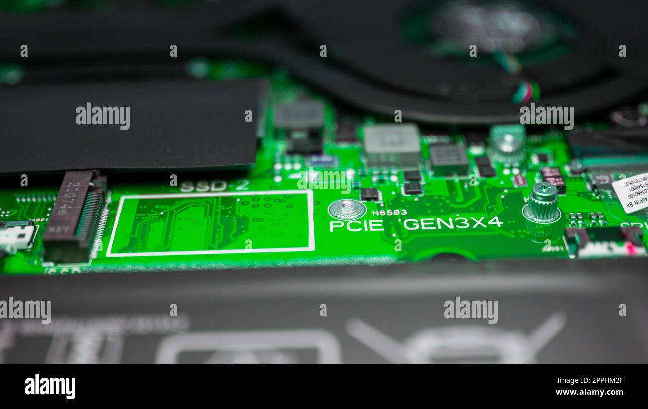 Leiterplatte mit Widerständen Mikrochips und elektronischen Bauteilen. Computer-Hardware-Technologie. Integrierter Kommunikationsprozessor. Informationstechnik. LEITERPLATTE. Stockfoto