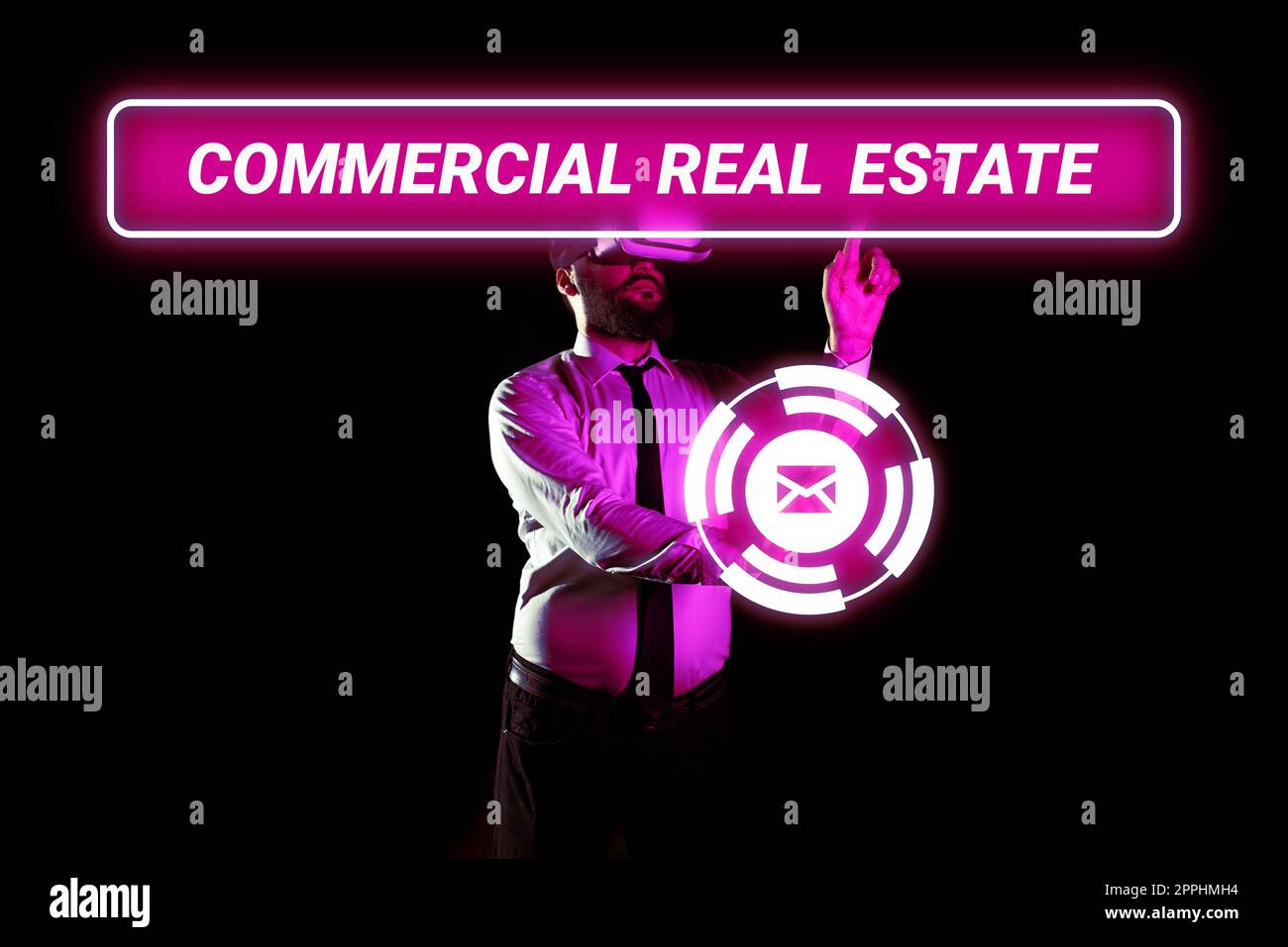 Handgeschriebenes Schild Commercial Real Estate. Word für Einkommen, Immobilien oder Grundstücke für Geschäftszwecke Stockfoto