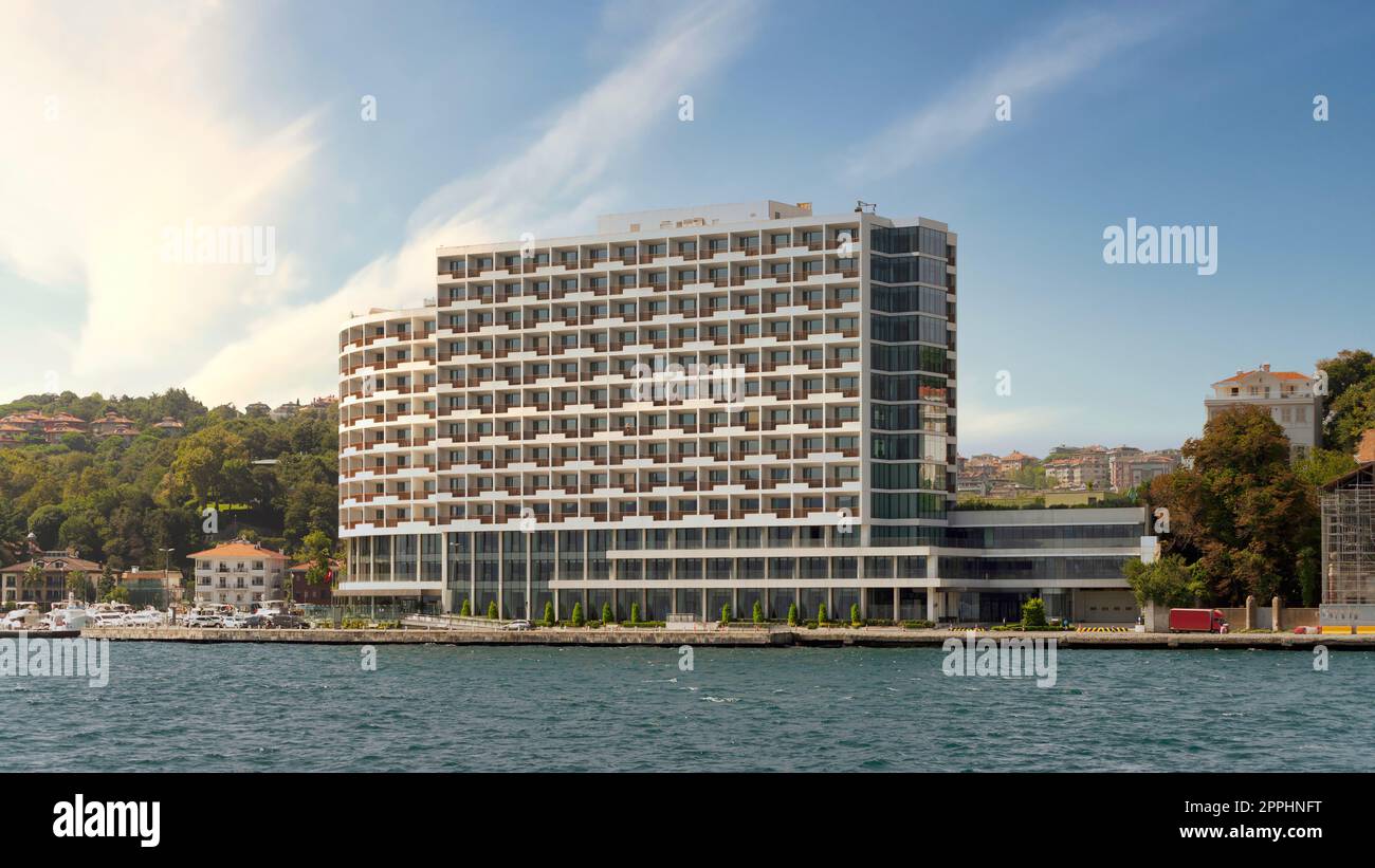 Modernes architektonisches Gebäude des Grand Tarabya Hotels, passend zur Bosporus-Straße, im Sariyer-Viertel, Istanbul, Türkei Stockfoto